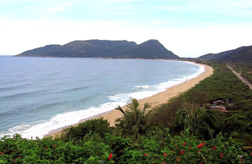 durante o dia, vista panorâmica de Praia do Pântano do Sul, um ótimo passeio para quem busca o que fazer em florianópolis com pouco dinheiro