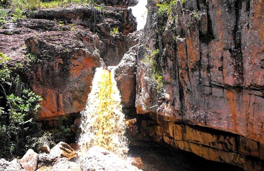 durante o dia, queda d'água de cachoeira em Parque Municipal do Serrano, uma atração para incluir no roteiro chapada diamantina 4 dias