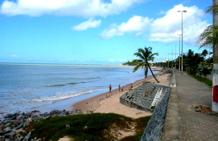 areia e mar, durante o dia, de praia em Manaíra, um bairro tranquilo para quem busca onde ficar em João Pessoa