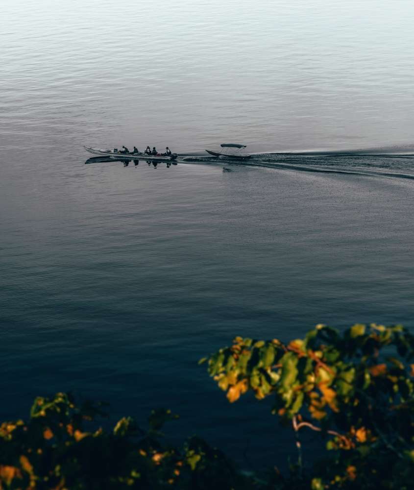 pessoas em pequeno barco no rio amazonas, durante o dia