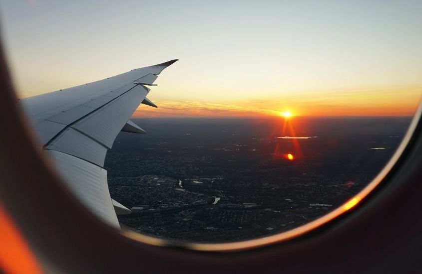 vista para pôr do sol de janela de avião