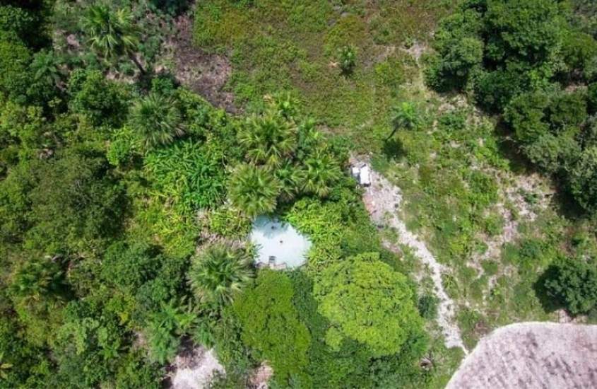 vista aérea de fervedouro com águas cristalinas, cercado por vegetação, durante o dia no jalapão, um dos melhores destinos para viajar no Brasil