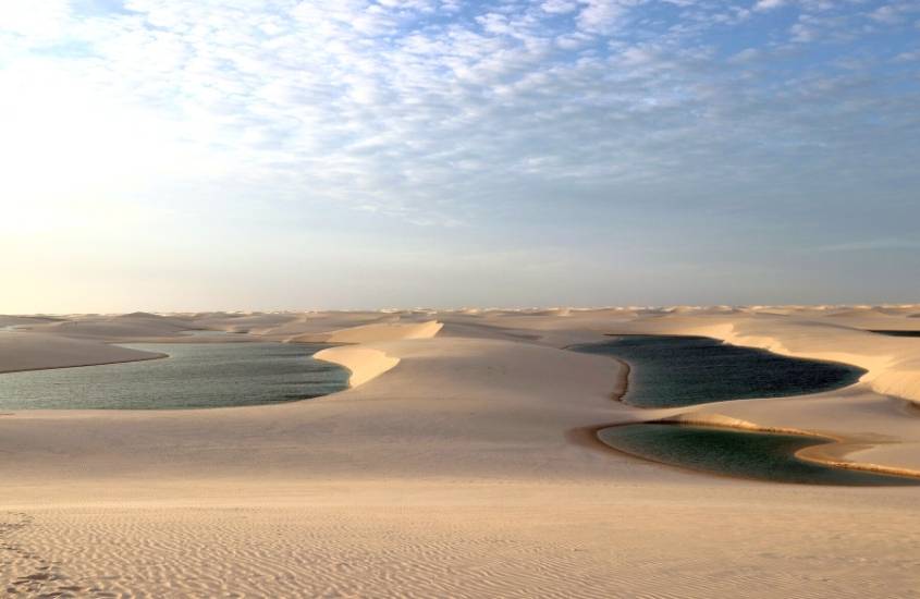 lagos e dunas, durante o dia nos Lençóis Maranhenses