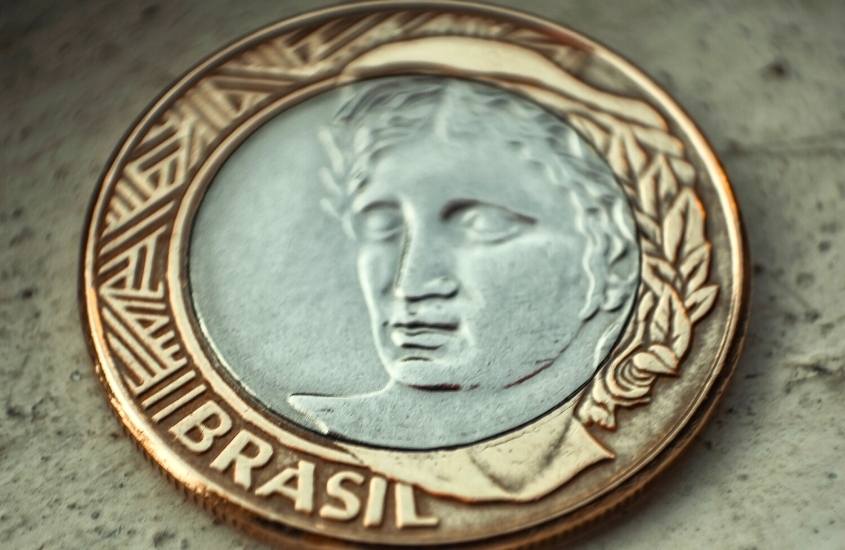 anverso de moeda de 1 real, onde há escrito ''brasil'' e desenho de Efígie da República