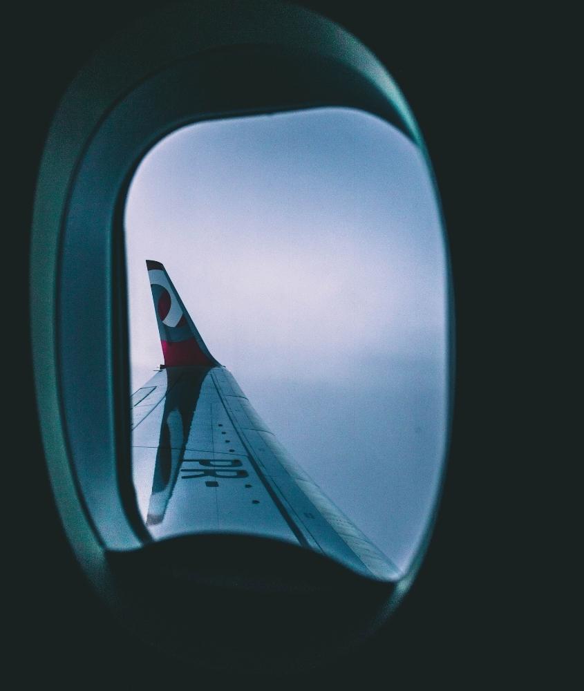 asa de avião no céu vista da janela do avião