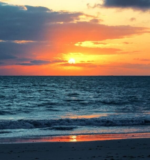 mar durante pôr do sol em praia, uma das principais atrações para quem busca o que fazer em maceió em 3 dias