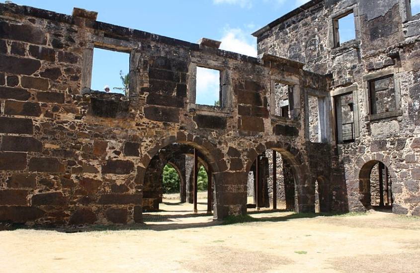 ruínas de pedra em Castelo Garcia D'Ávila, durante o dia, uma atração ideal para um roteiro praia do forte