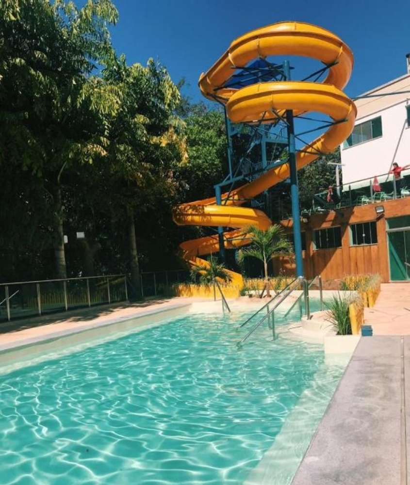 piscina com toboágua, em área de lazer de Águas do Paranoá, durante dia ensolarado