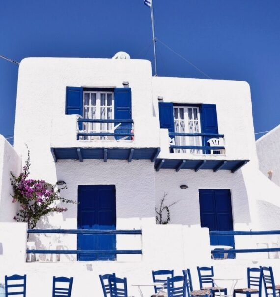 casa branca com janelas e portas azuis, durante o dia em Mykonos
