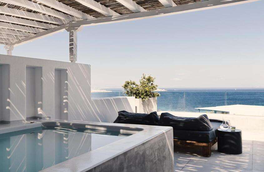 durante o dia, piscina privativa em varanda de suíte de um dos hotéis em mykonos