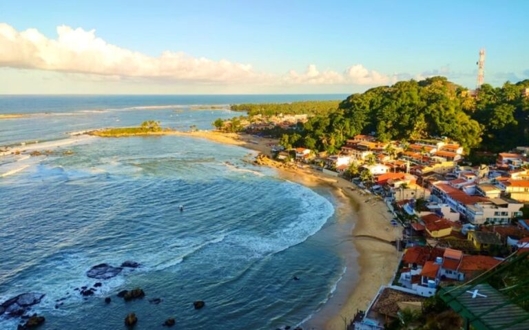 vista aérea de casas em frente ao mar, durante dia ensolarado em uma das melhores praias da Bahia