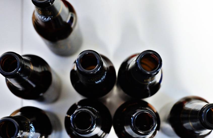 vista de cima de garrafas vazias de cerveja, bebida proibida em alguns estados de acordo com as curiosidades sobre a Índia