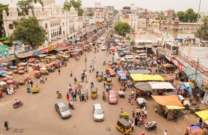 vista aérea de pessoas e carros circulando em ruas da índia durante o dia