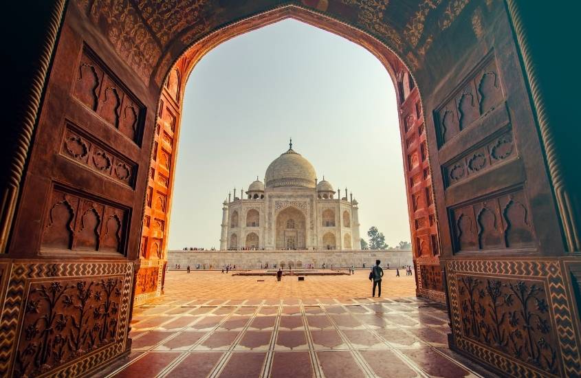 durante o dia, pessoa observa Taj Mahal, um mausoléu construído como prova de amor de acordo com as curiosidades índia