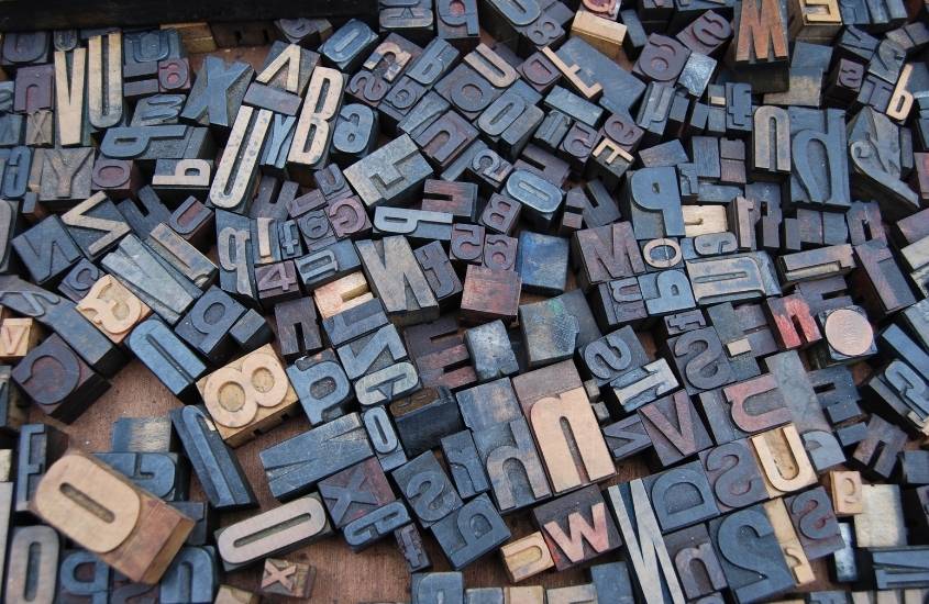 conjunto de peças de letras em madeira