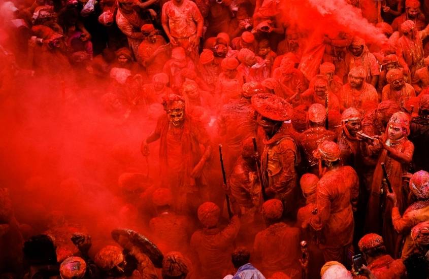 Pessoas pintadas de pó vermelho no festival Holi