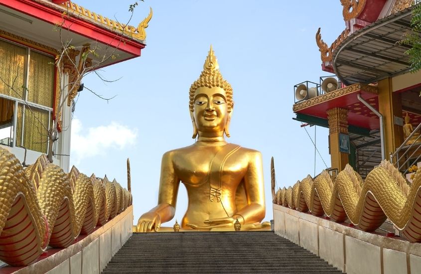 durante o dia, Estátua de Buda dourado gigante sob céu azul