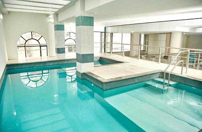 piscina em área de lazer interna de Miramar, um hotel para quem vai viajar para santa catarina