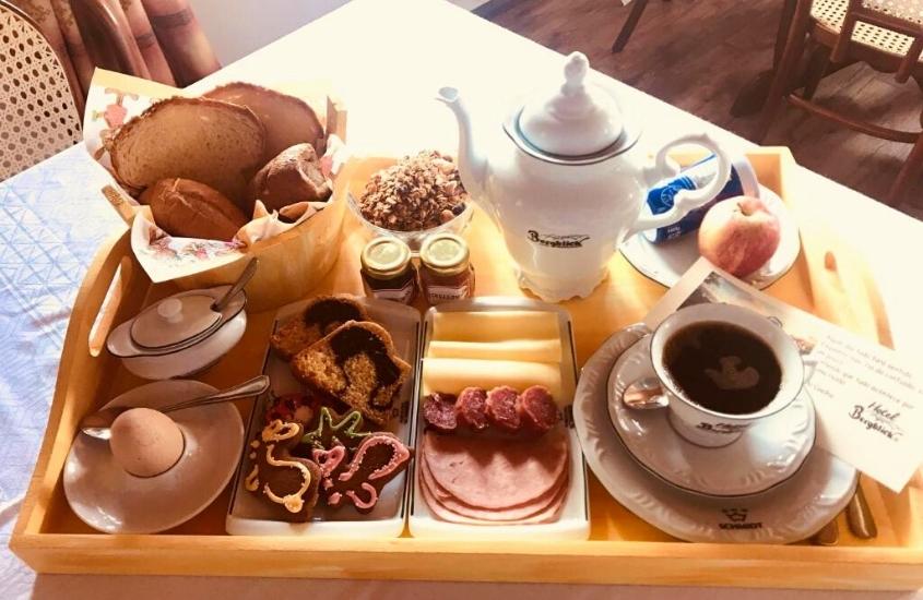 café, pães, bolos em mesa de café da manhã servido em Hotel Bergblick em Pomerode
