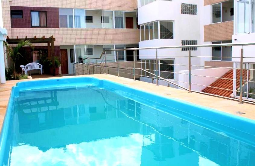 durante o dia, piscina em frente a prédio em área de lazer de Nelson Praia Hotel