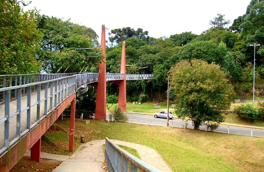 durante o dia, ponte, cercada de árvores em parque cinquentenário, um dos lugares para conhecer em Caxias do Sul