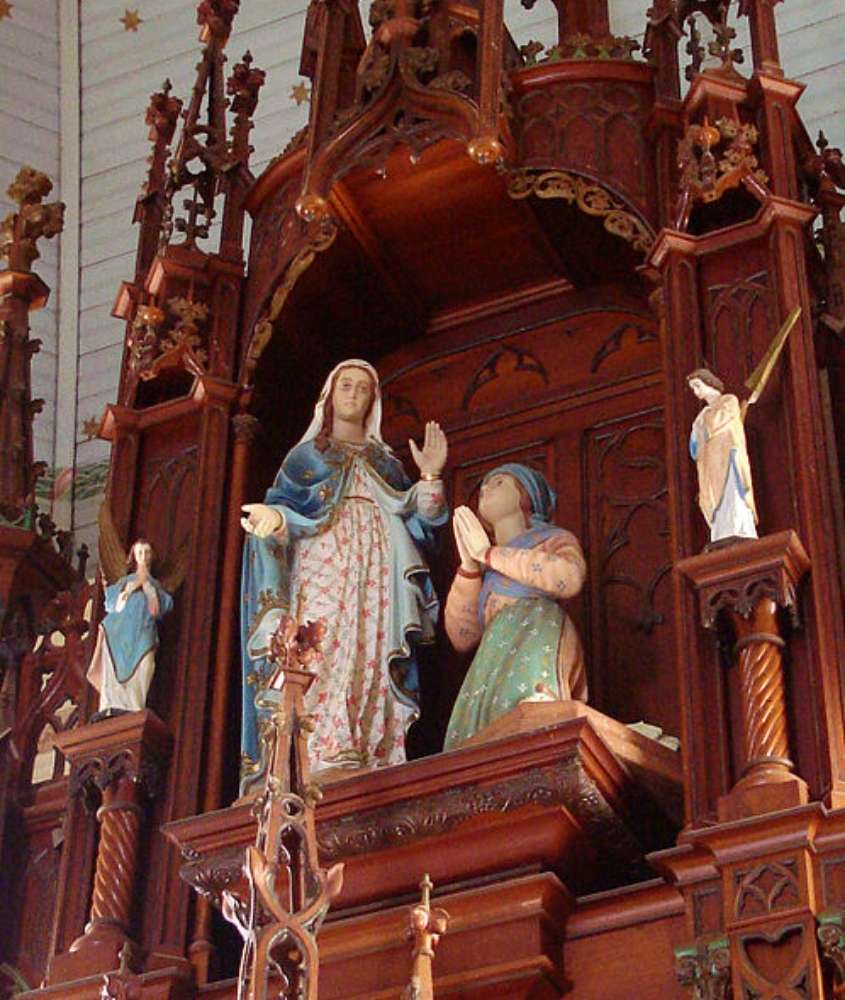 santos em altar de madeira no interior de Igreja de São Vicente Mártir