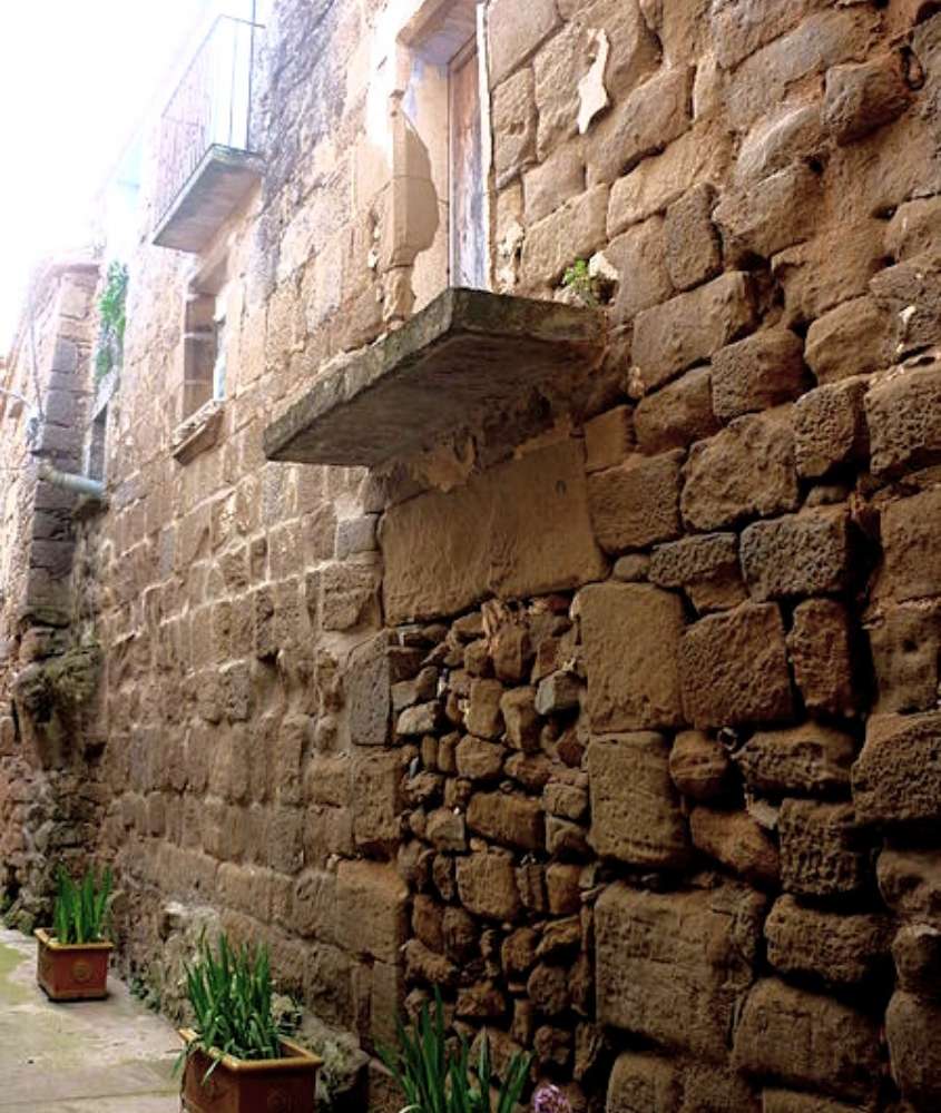 parede de pedras em Casa de Bona, durante o dia em farroupilha