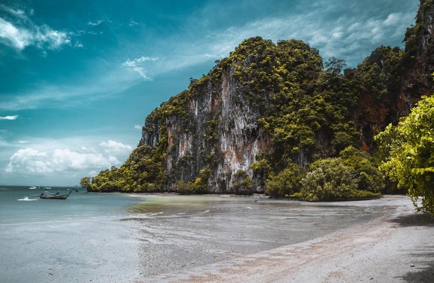 durante o dia, formações rochosas em frente ao mar da ilha de krabi