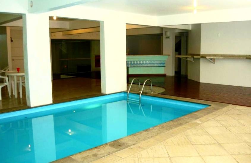 piscina em área de lazer coberta de Altadomo Hotel, um dos hotéis em santa maria