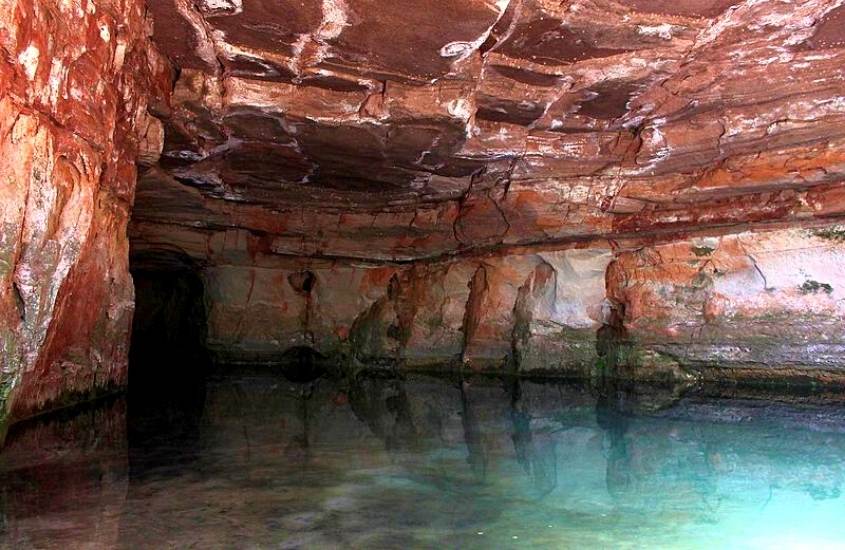 lagoa azul dentro de caverna em chapada dos guimarães mt