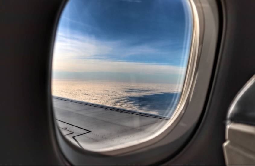 céu sobre as nuvens visto de janela de avião