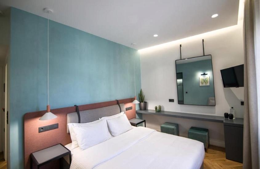 cama de casal em suíte de Ederlezi Zoubourlou Aparthotel, um dos melhores hoteis em atenas
