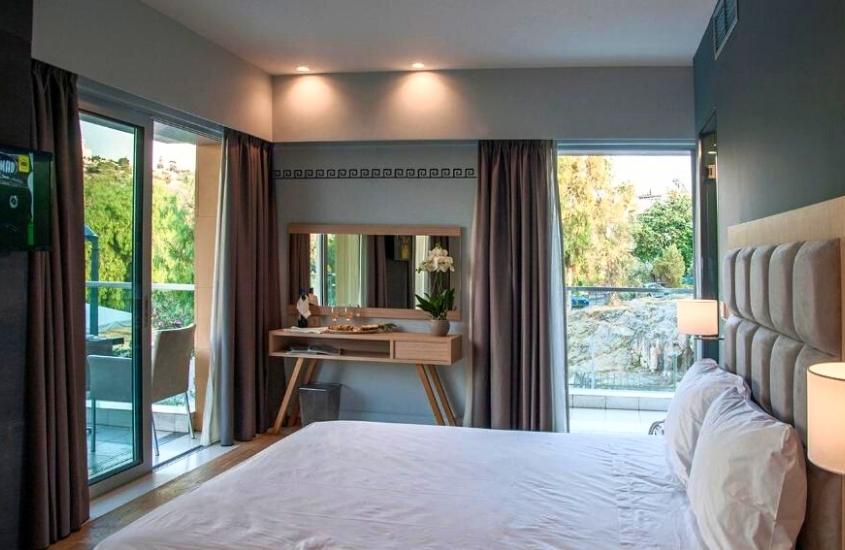 cama de casal em suite com varanda em hotel thissio, um dos hotéis em atenas perto da acrópole