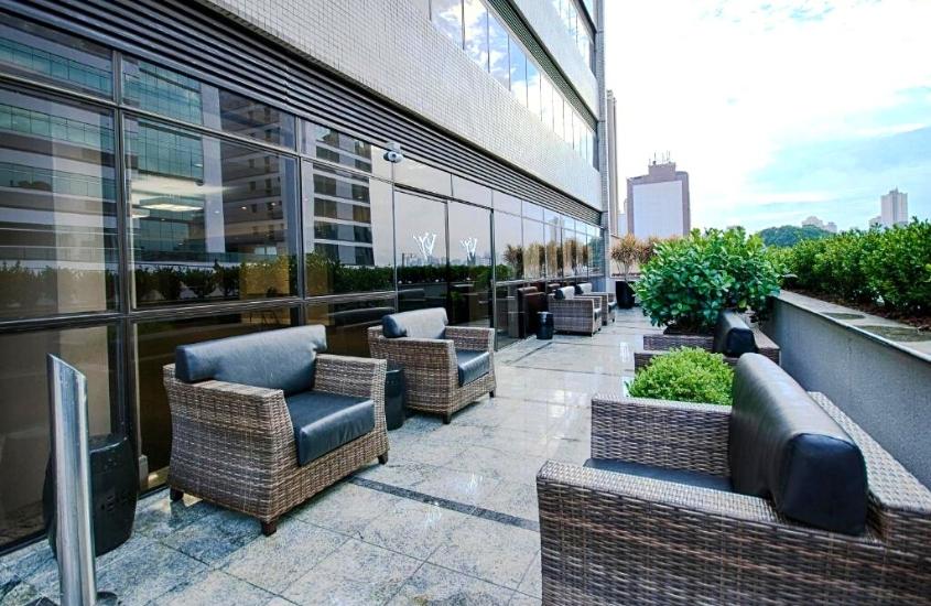 durante o dia, poltronas em varanda com vista para a cidade em Victoria Villa Hotel, um dos melhores hoteis em curitiba