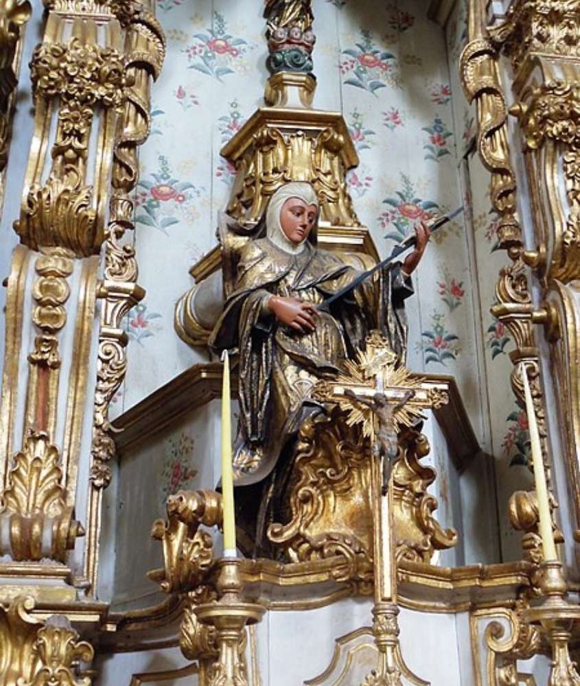 imagem de santa em altar com detalhes dourados em igreja de nossa senhora do bom sucesso