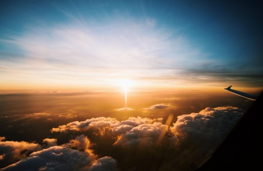 nuvens vistas de janela de avião, durante o dia