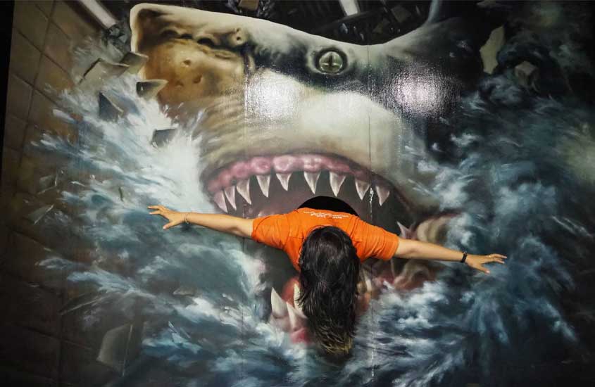 Atração 3d de tubarão com pessoa na boca