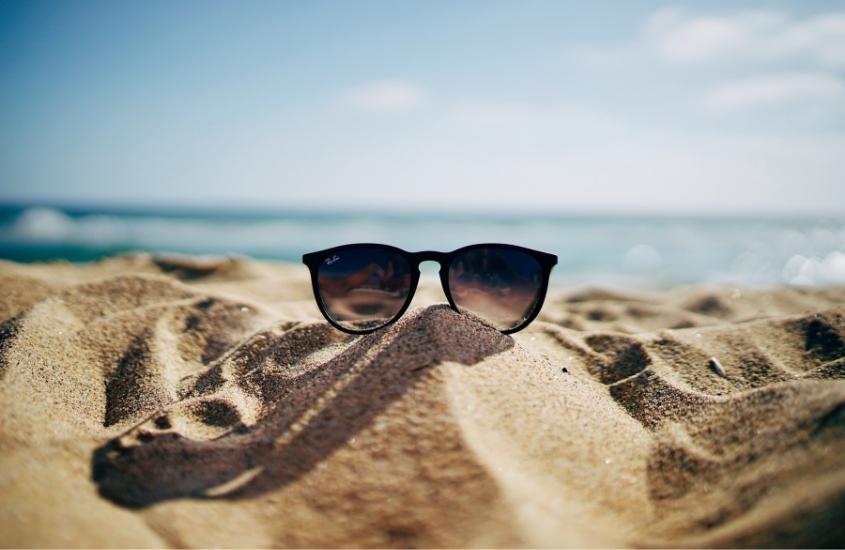 óculos de sol preto em cima de areia de praia de phuket , durante o dia
