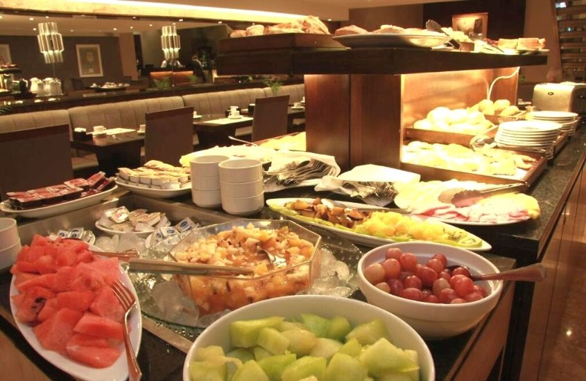 diversas frutas servidas em mesa de café da manhã de Grand King Hotel