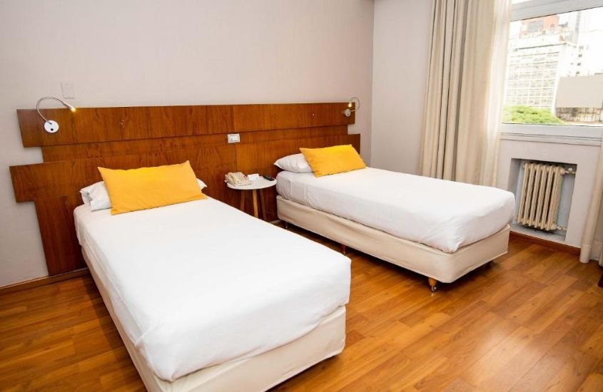 duas camas de solteiro em suíte de Bristol Hotel