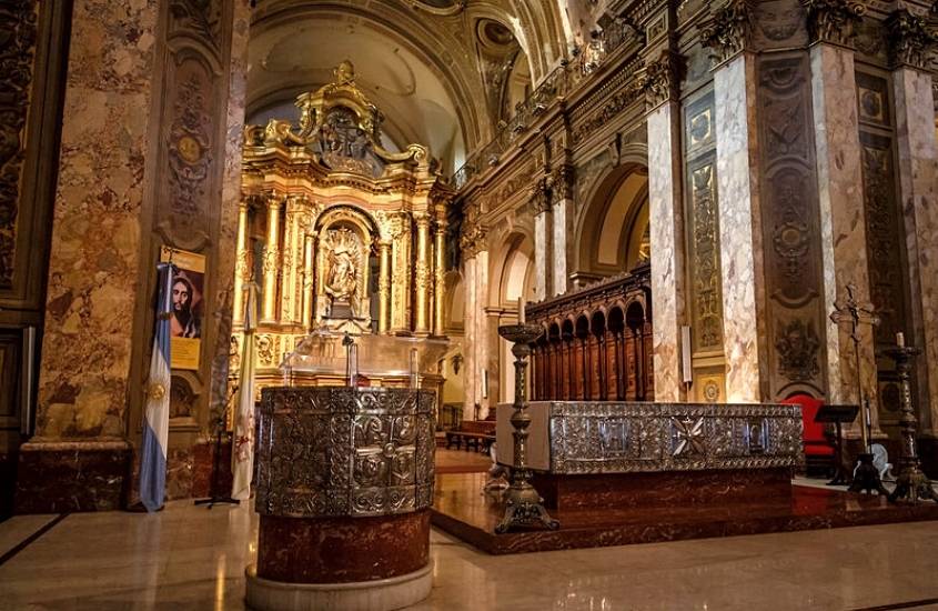 bancos de madeira em frente a altar dourado de Catedral Metropolitana de Buenos Aires