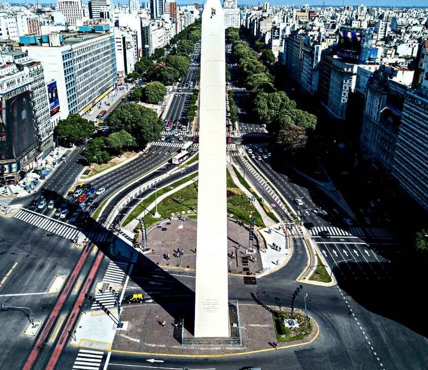 vista aérea de obelisco 9 de julio, monumento de pedra em forma quadrangular alongada, que se afunila ligeiramente em direção à sua parte mais alta