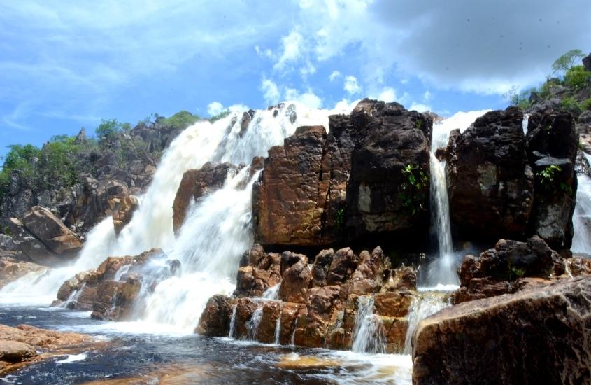 durante o dia, queda d'água de cachoeira santa bárbara, um dos principais pontos turísticos de Goiás