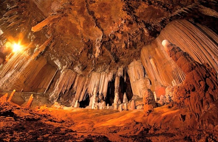 interior de caverna com diversas estalactites e estalagmites