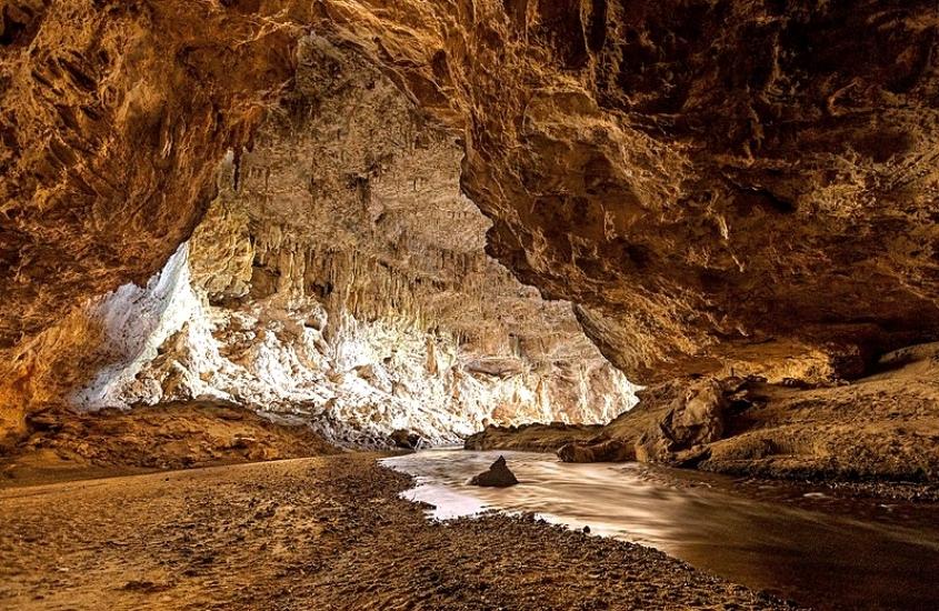 interior de caverna com diversas estalactites e estalagmites em Parque Estadual Terra Ronca