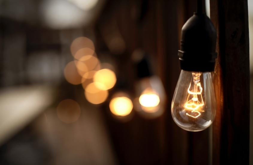 lâmpada acesa, uma das invenções da cultura da Alemanha