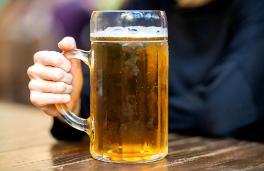 caneca de vidro, cheia de cerveja, bebida que faz parte da cultura da Alemanha