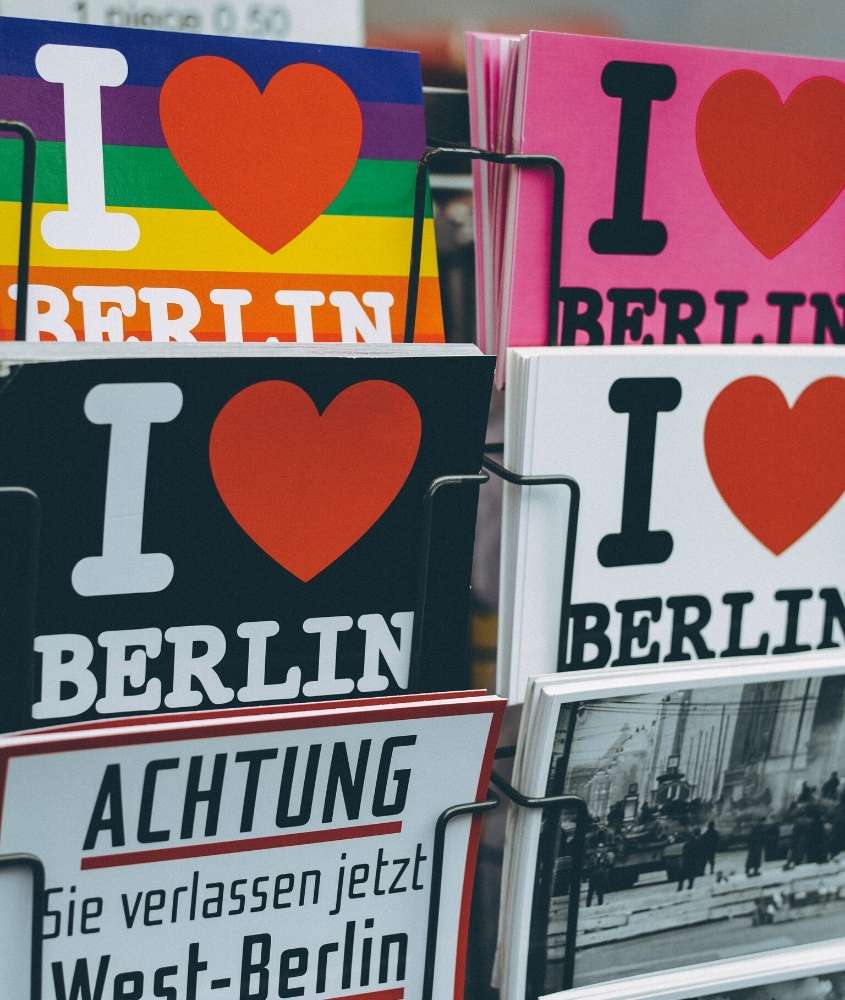 em banca, cartões coloridos disponíveis para venda, onde há escrito 'I love Berlin'