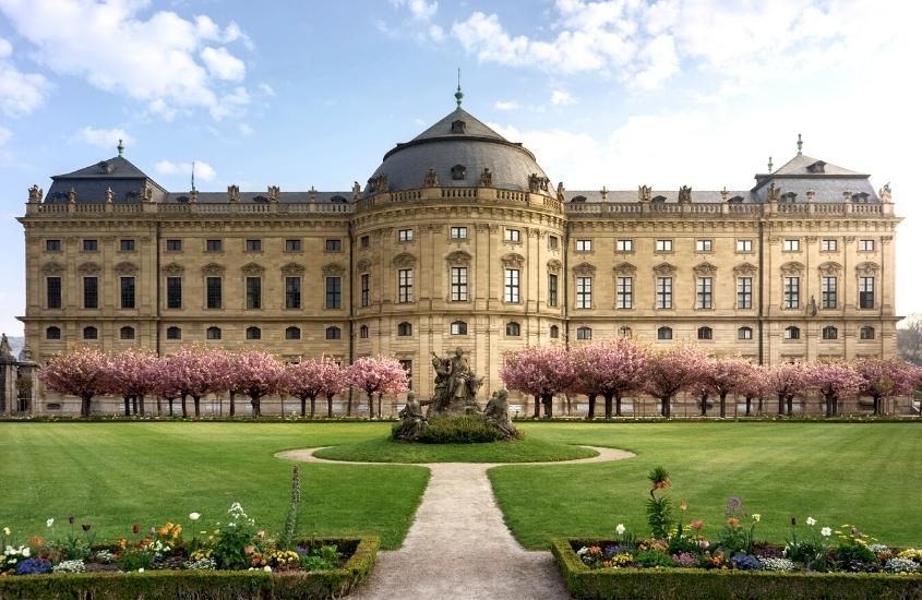 durante o dia, jardim florido em frente a palacio de Würzburg, um dos destinos para quem procura o que fazer na alemanha no inverno
