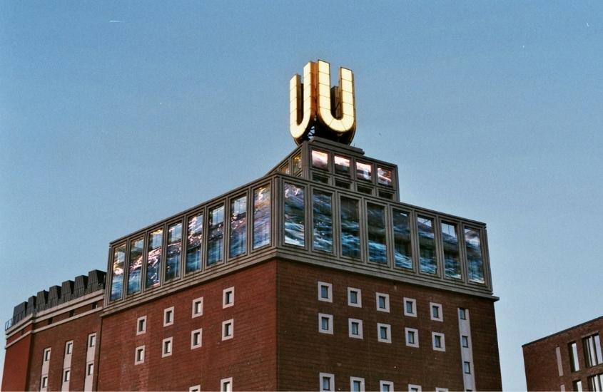 prédio com monumento de letra u iluminada, durante o dia em dortmund, destino para incluir em um Roteiro Alemanha